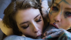 Alt punk girls Anuskatzz and Eden share a tattooed cock