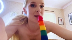 Blonde solo toying