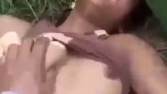 हरी घांस पर लड़की की